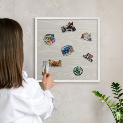 Magnetisch bord van metaal in een witte lijst Houten constructie
