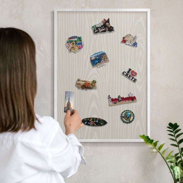 Magnetisch bord van metaal in een witte lijst Houten constructie