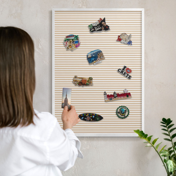 Magnetisch bord van metaal in een witte lijst Verticale strepen