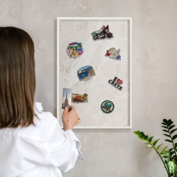 Magnetisch bord van metaal in een witte lijst Romige elegantie