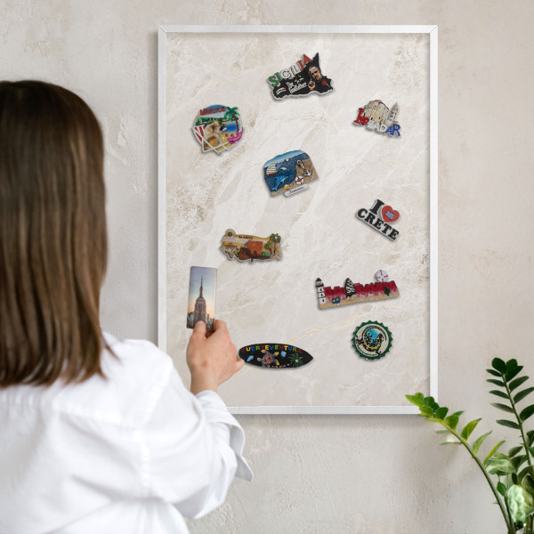 Magnetisch bord van metaal in een witte lijst Romige elegantie