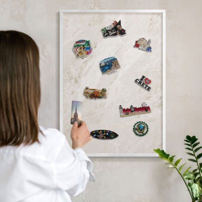 Magnetisch bord van metaal in een witte lijst Romige elegantie