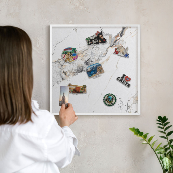 Magnetisch bord van metaal in een witte lijst Marmereffect