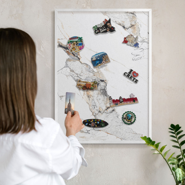 Magnetisch bord van metaal in een witte lijst Marmereffect