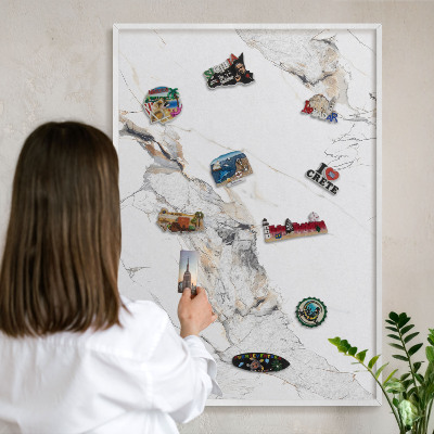 Magnetisch bord van metaal in een witte lijst Marmereffect