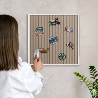 Magnetisch bord van metaal in een witte lijst Verticale strepen