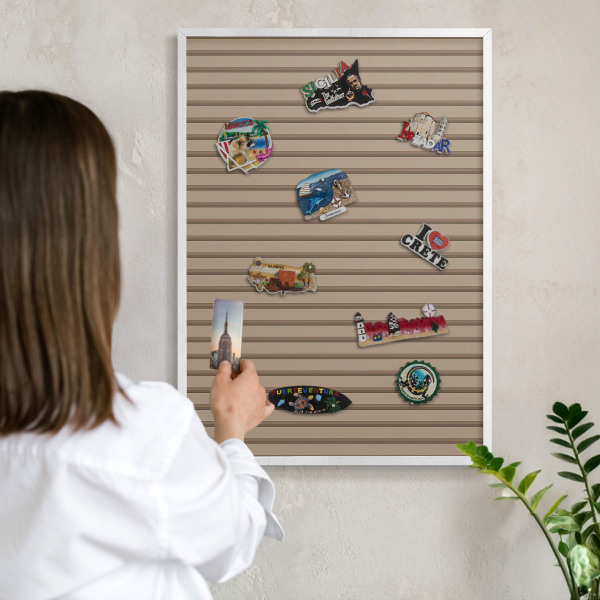 Magnetisch bord van metaal in een witte lijst Verticale strepen