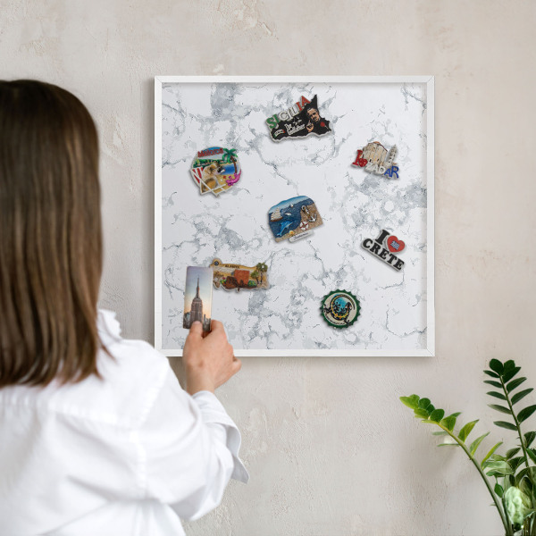 Magnetisch bord van metaal in een witte lijst Marmeresthetiek