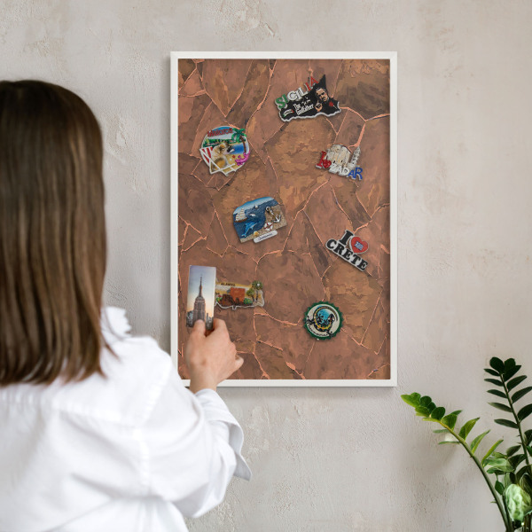 Magnetisch bord van metaal in een witte lijst Stenen constructie