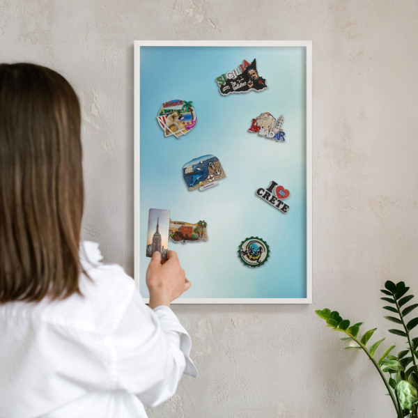 Magnetisch bord van metaal in een witte lijst Blauwe lucht