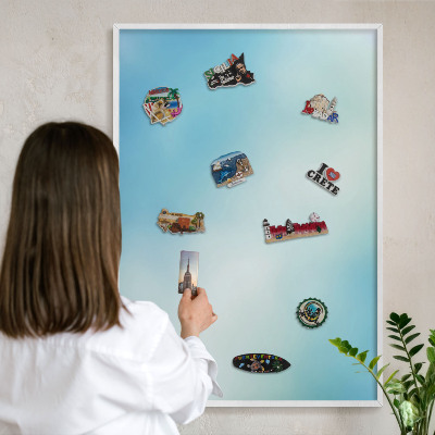 Magnetisch bord van metaal in een witte lijst Blauwe lucht