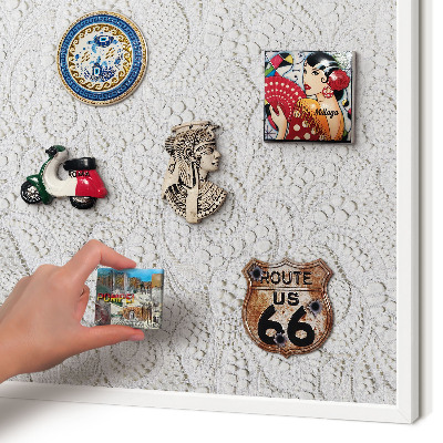 Magnetisch bord van metaal in een witte lijst Opengewerkte elegantie