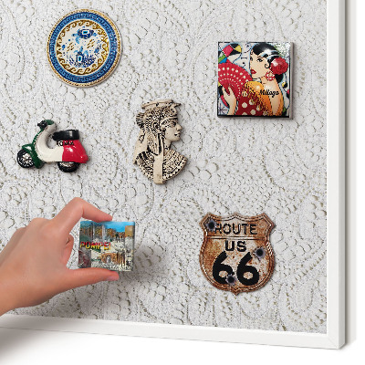 Magnetisch bord van metaal in een witte lijst Opengewerkte elegantie