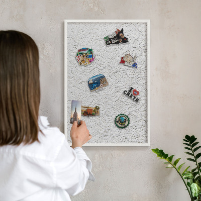 Magnetisch bord van metaal in een witte lijst Opengewerkte elegantie