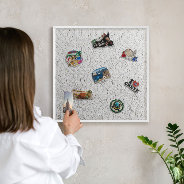 Magnetisch bord van metaal in een witte lijst Opengewerkte elegantie