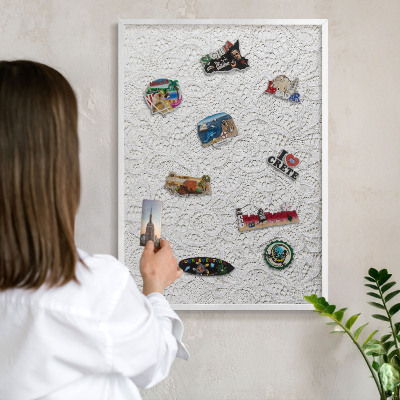 Magnetisch bord van metaal in een witte lijst Opengewerkte elegantie