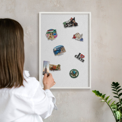 Magnetisch bord van metaal in een witte lijst Witte textuur