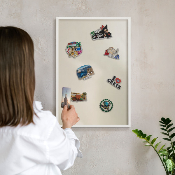 Magnetisch bord van metaal in een witte lijst Misttoon