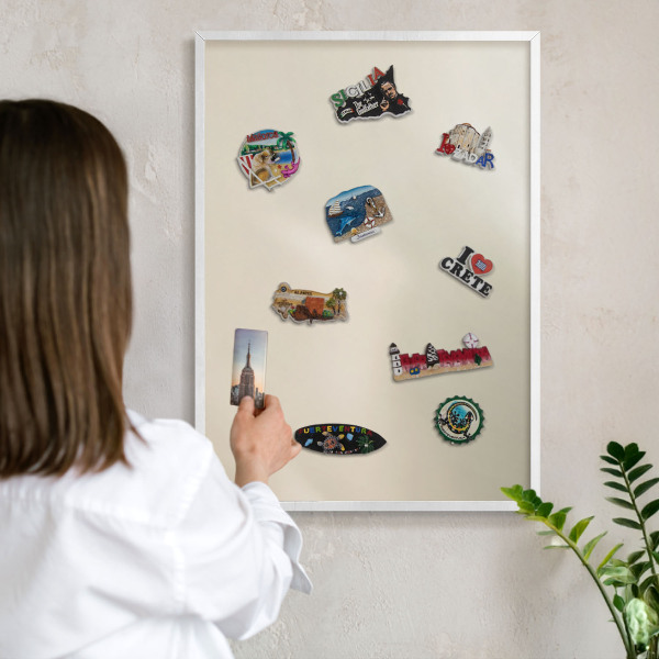Magnetisch bord van metaal in een witte lijst Misttoon