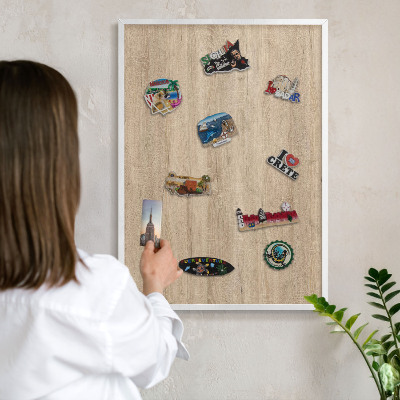 Magnetisch bord voor de muur met witte lijst Houten achtergrond