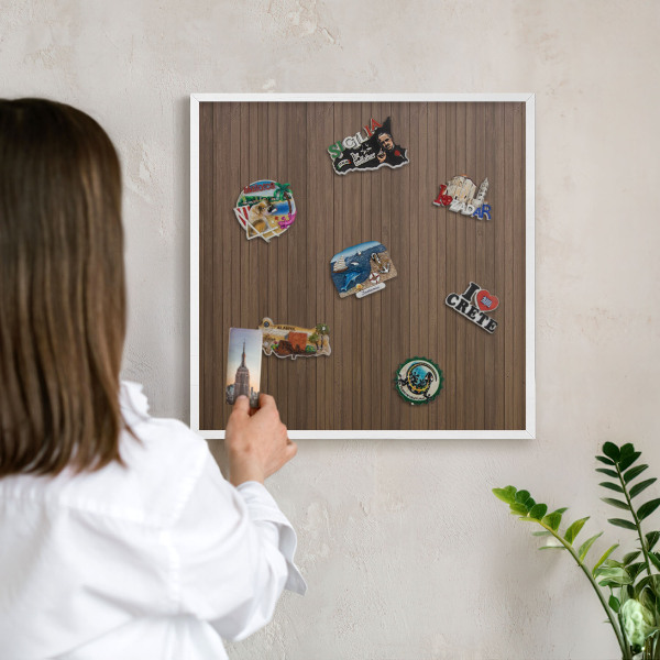 Magnetisch bord van metaal in een witte lijst Houten achtergrond