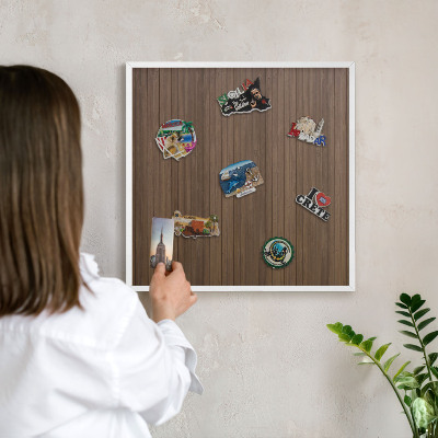 Magnetisch bord van metaal in een witte lijst Houten achtergrond