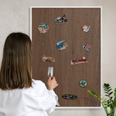 Magnetisch bord van metaal in een witte lijst Houtstructuur