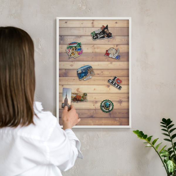Magnetisch bord van metaal in een witte lijst Houten planken