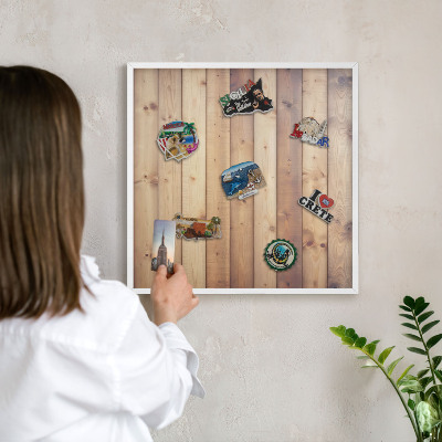 Magnetisch bord van metaal in een witte lijst Houten planken