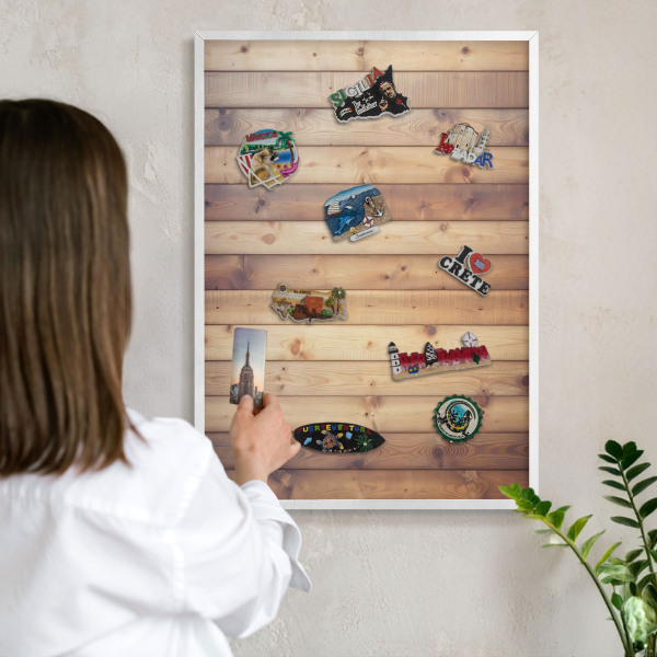Magnetisch bord van metaal in een witte lijst Houten planken