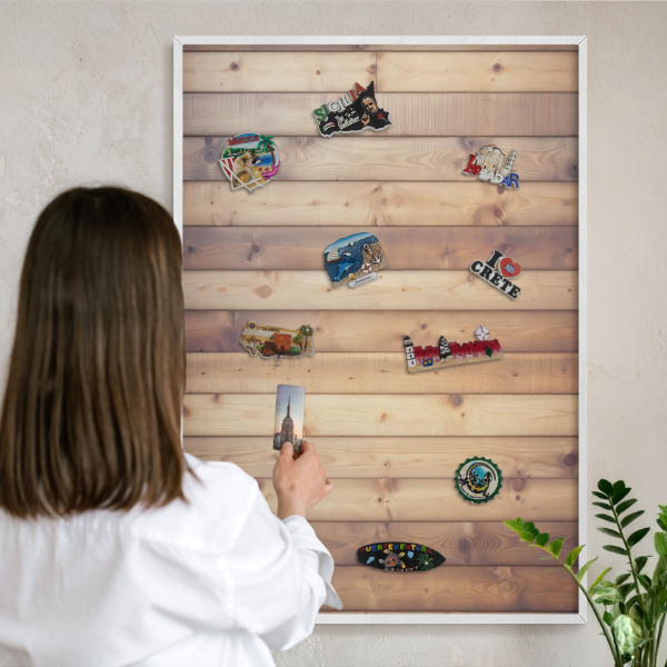 Magnetisch bord van metaal in een witte lijst Houten planken