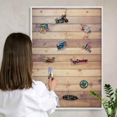 Magnetisch bord van metaal in een witte lijst Houten planken