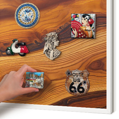 Magnetisch bord van metaal in een witte lijst Houten ringen