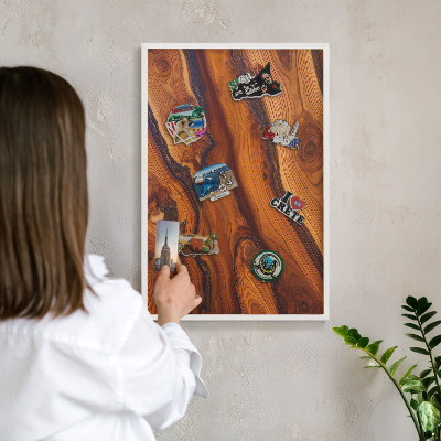 Magnetisch bord van metaal in een witte lijst Houten ringen