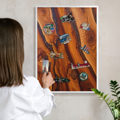 Magnetisch bord van metaal in een witte lijst Houten ringen