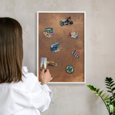 Magnetisch bord voor de muur met witte lijst Bruine textuur