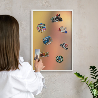 Magnetisch bord van metaal in een witte lijst Kleurrijke gloed