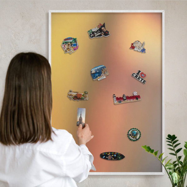 Magnetisch bord van metaal in een witte lijst Kleurrijke gloed