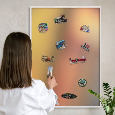 Magnetisch bord van metaal in een witte lijst Kleurrijke gloed