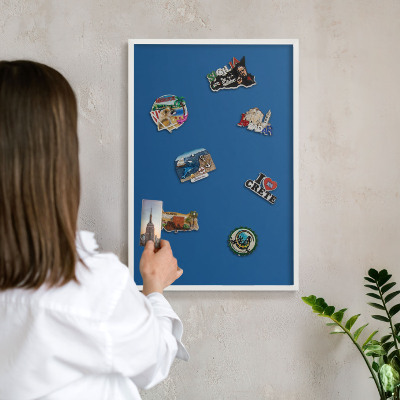 Magnetisch bord van metaal in een witte lijst Donkerblauw