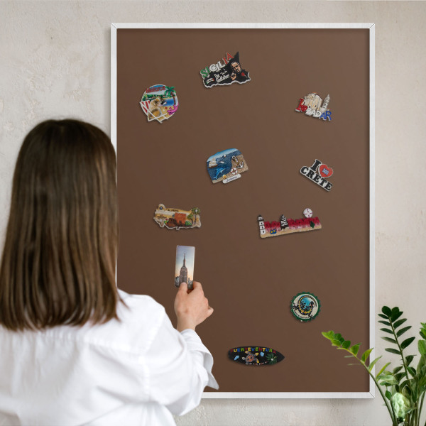 Magnetisch bord van metaal in een witte lijst Kastanjebruin