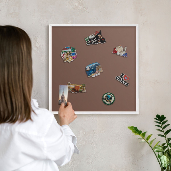 Magnetisch bord van metaal in een witte lijst Bruine kleur