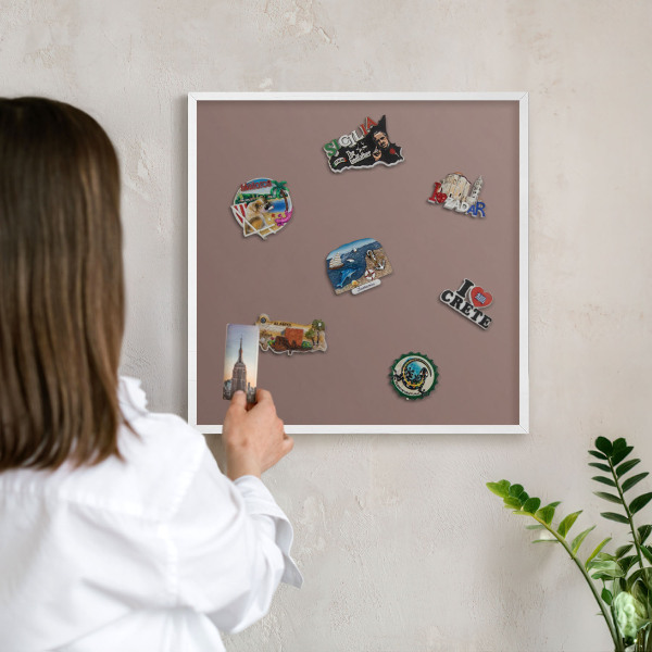 Magnetisch bord van metaal in een witte lijst Pastelbruin