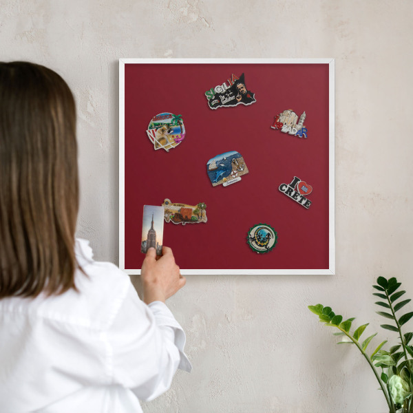 Magnetisch bord van metaal in een witte lijst Levendig bordeauxrood