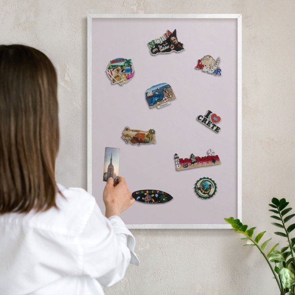 Magnetisch bord van metaal in een witte lijst Licht lila