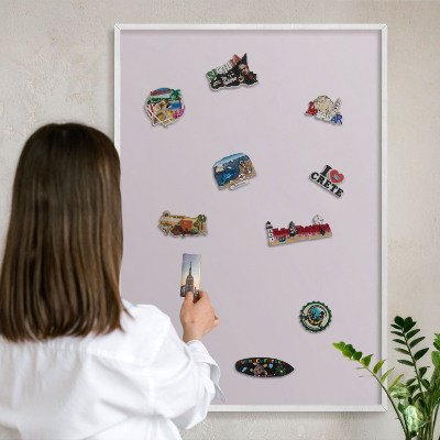 Magnetisch bord van metaal in een witte lijst Licht lila