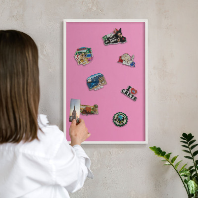 Magnetisch bord van metaal in een witte lijst Koel roze