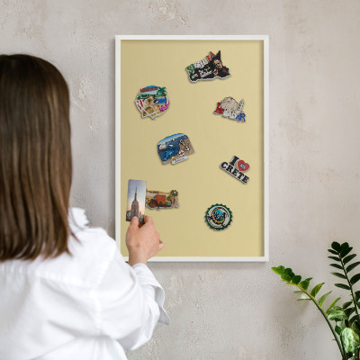Magnetisch bord van metaal in een witte lijst Beige-geel