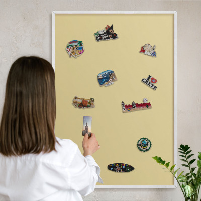 Magnetisch bord van metaal in een witte lijst Beige-geel