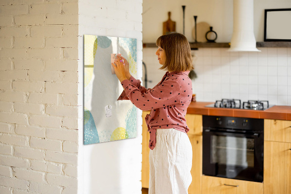Decoratief glazen wandbord beschrijfbaar en magnetisch Een creatieve ruimte voor herinneringen en foto's